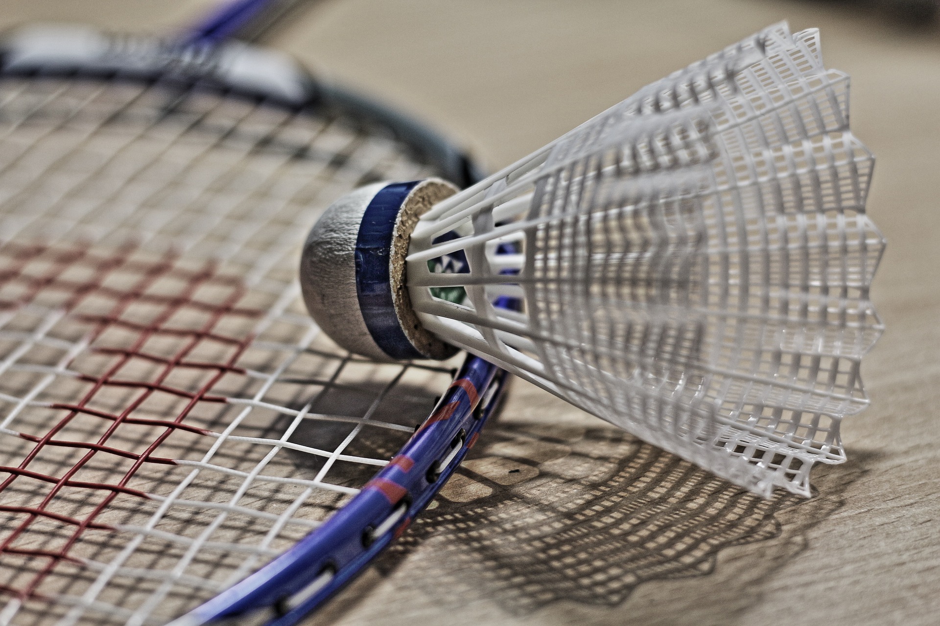 Badminton ketcher og fjerbold